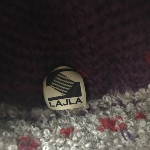 Vintage knit hat with cute flower details. Very warm! - Picture 3 of 4